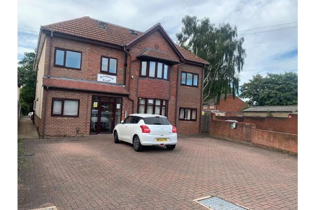Enjoy A Spacious Lounge With A Cozy Sofa Bed And A Private Ensuite Bedroom Wednesbury Exteriör bild