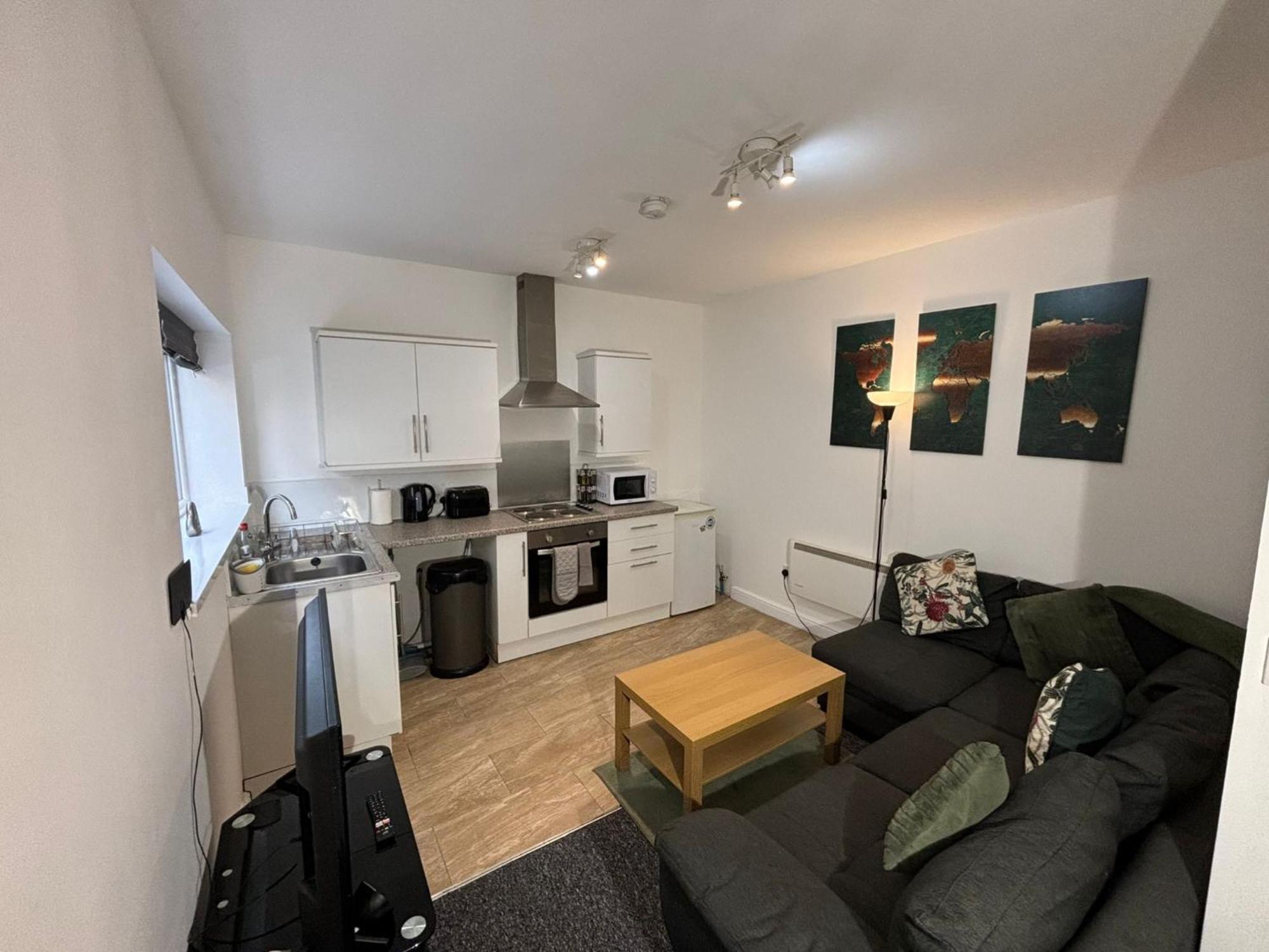 Enjoy A Spacious Lounge With A Cozy Sofa Bed And A Private Ensuite Bedroom Wednesbury Exteriör bild