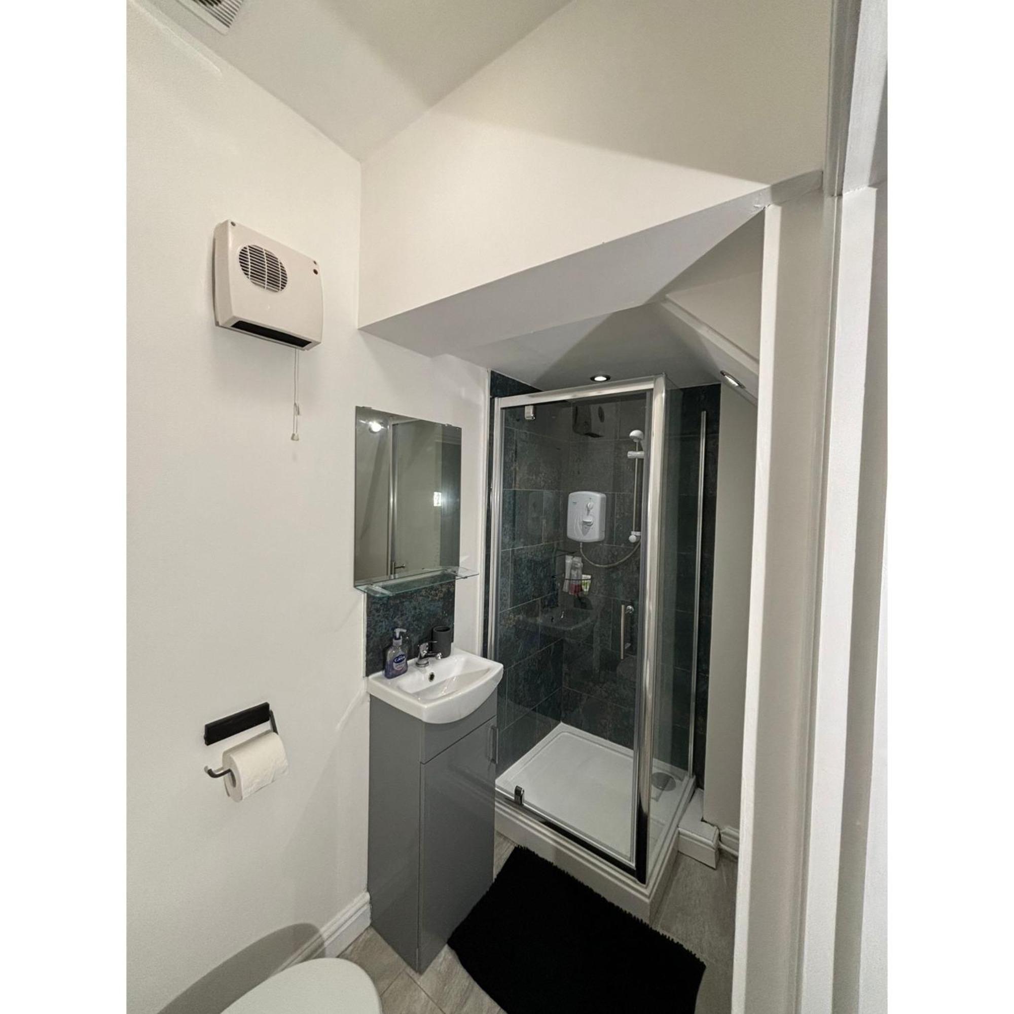 Enjoy A Spacious Lounge With A Cozy Sofa Bed And A Private Ensuite Bedroom Wednesbury Exteriör bild