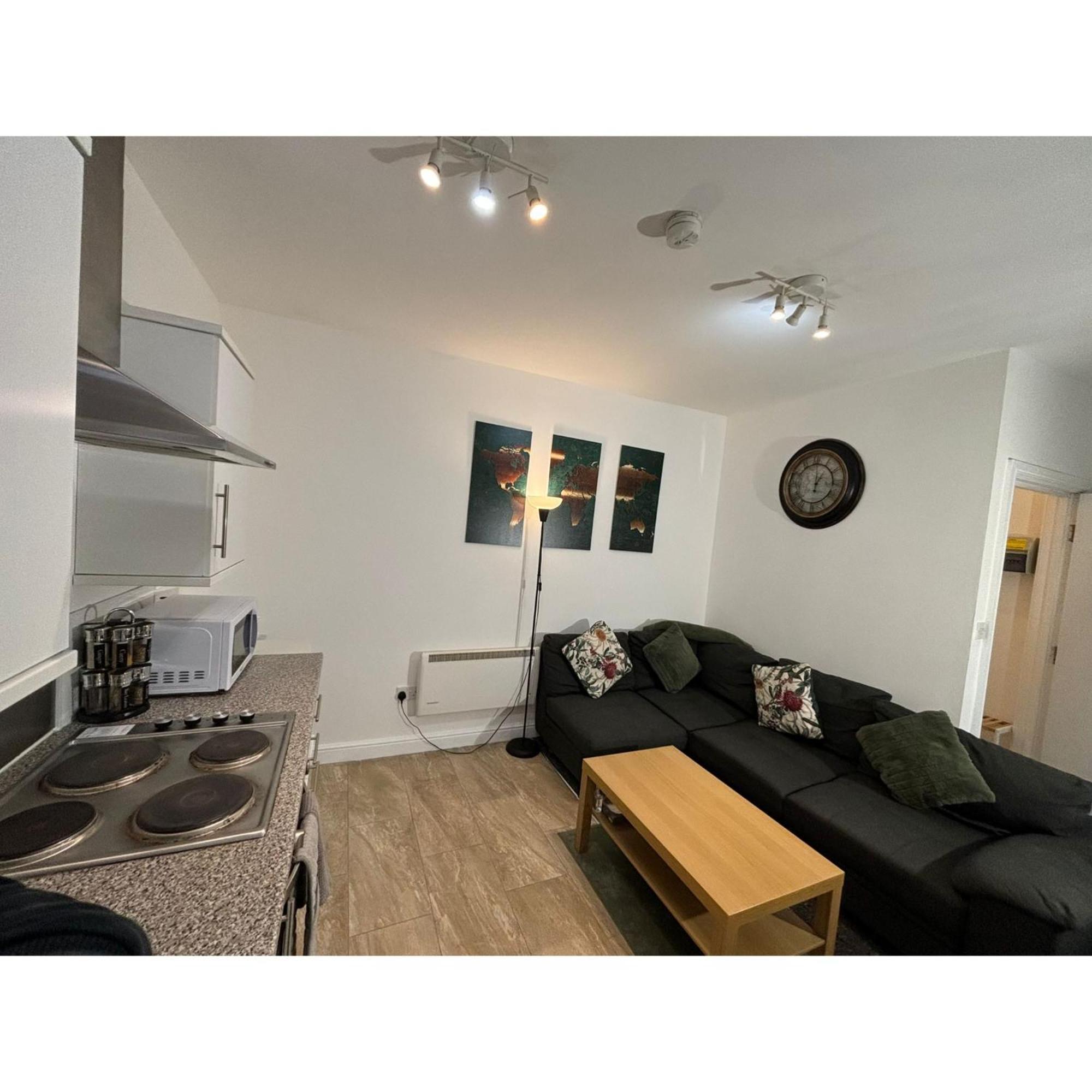 Enjoy A Spacious Lounge With A Cozy Sofa Bed And A Private Ensuite Bedroom Wednesbury Exteriör bild