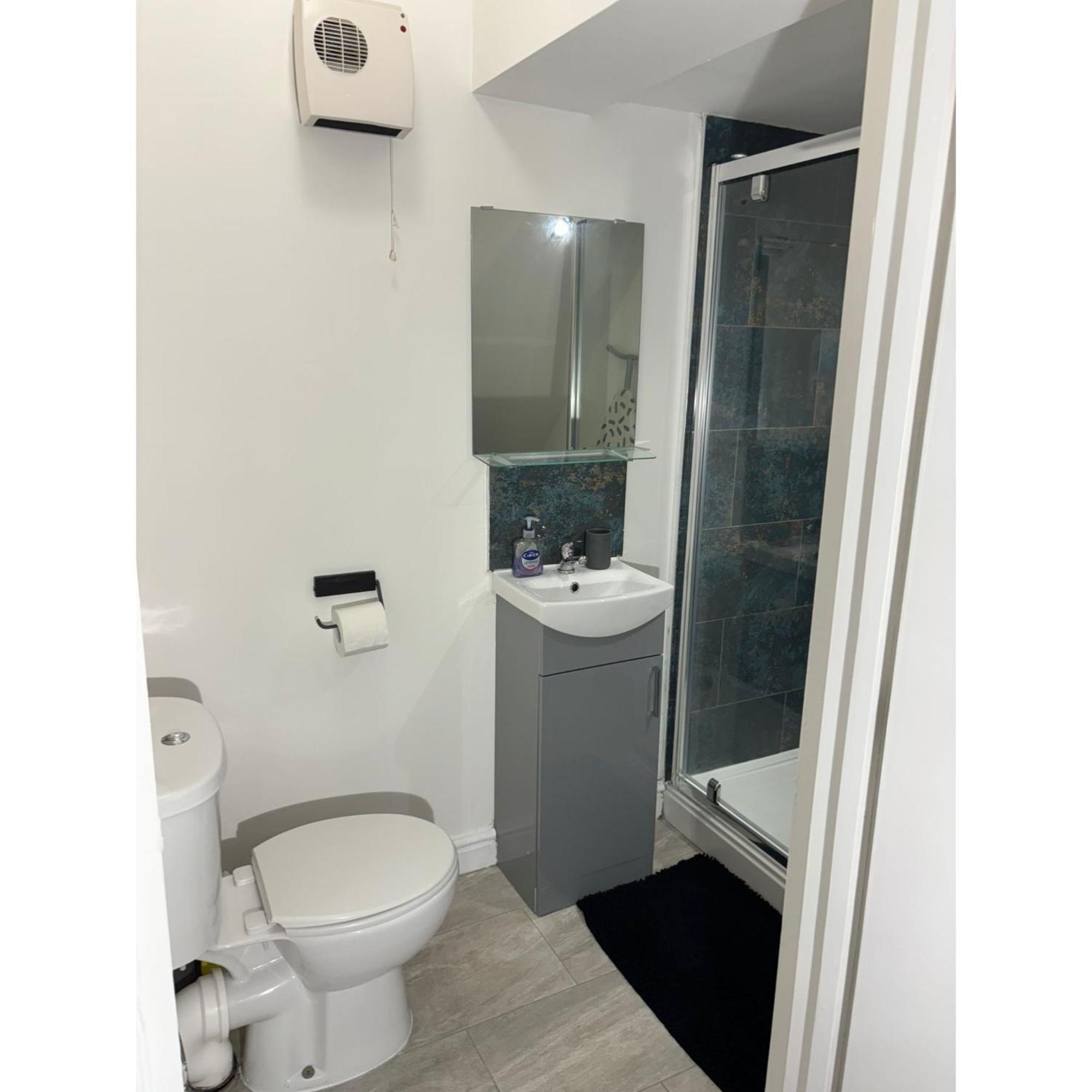 Enjoy A Spacious Lounge With A Cozy Sofa Bed And A Private Ensuite Bedroom Wednesbury Exteriör bild
