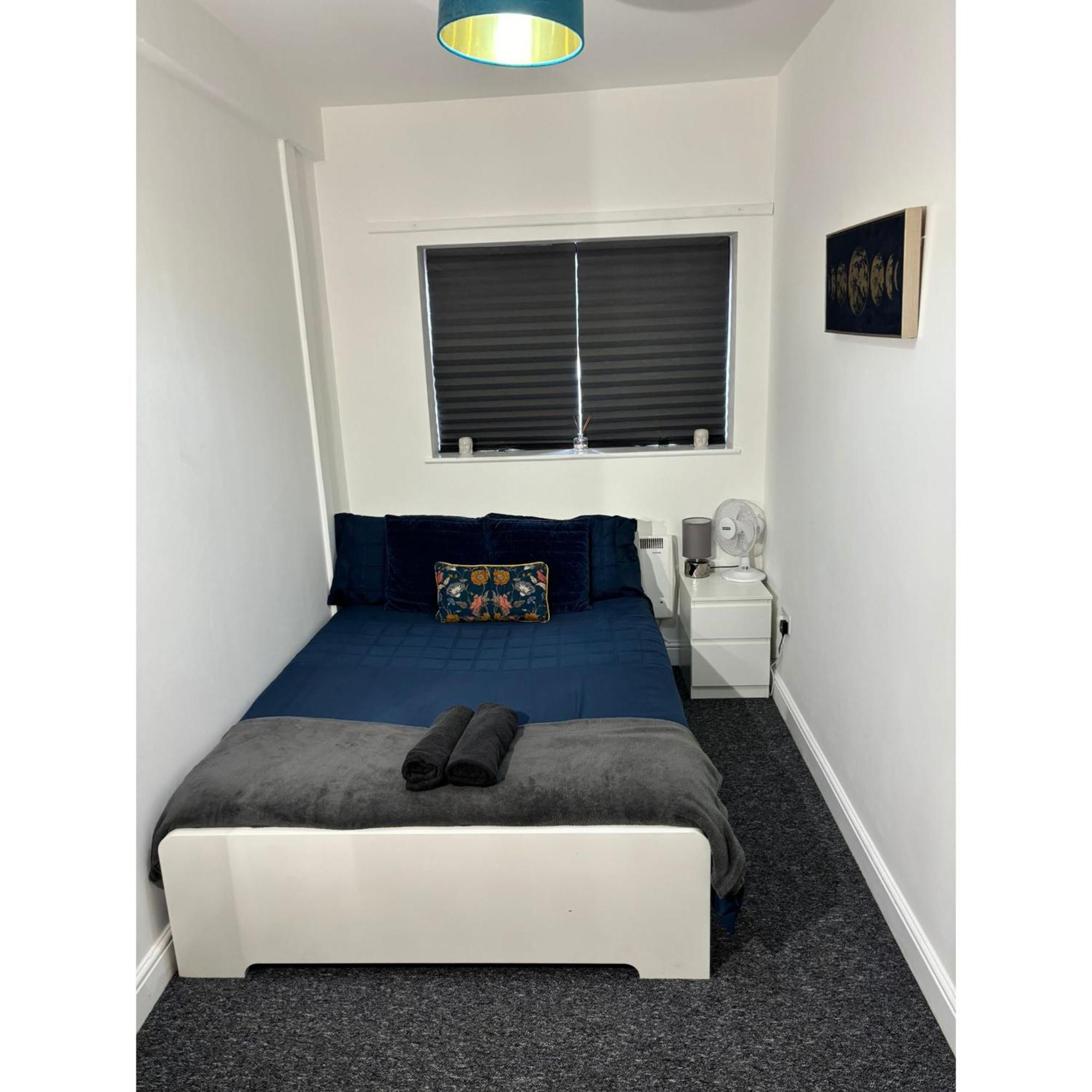 Enjoy A Spacious Lounge With A Cozy Sofa Bed And A Private Ensuite Bedroom Wednesbury Exteriör bild