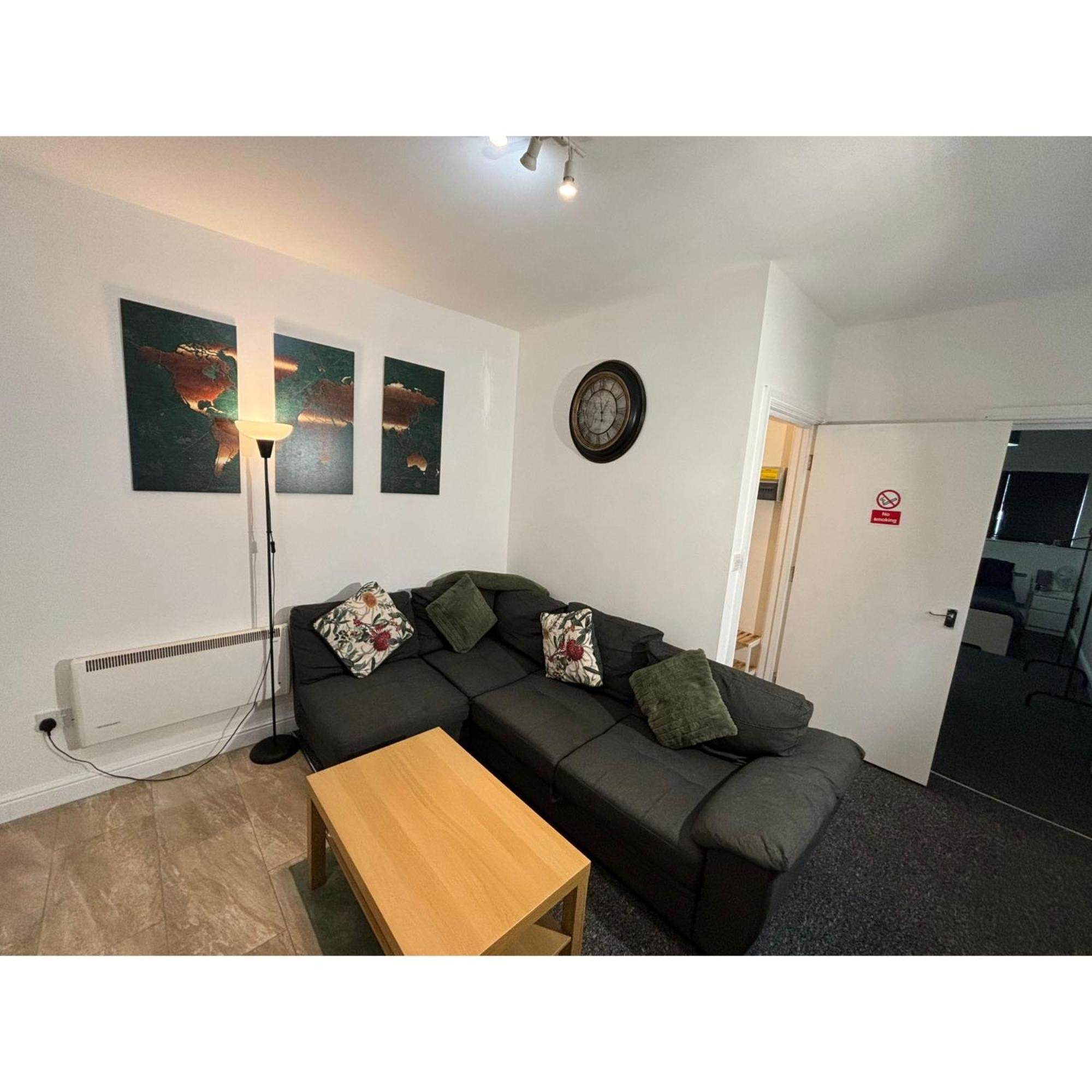 Enjoy A Spacious Lounge With A Cozy Sofa Bed And A Private Ensuite Bedroom Wednesbury Exteriör bild