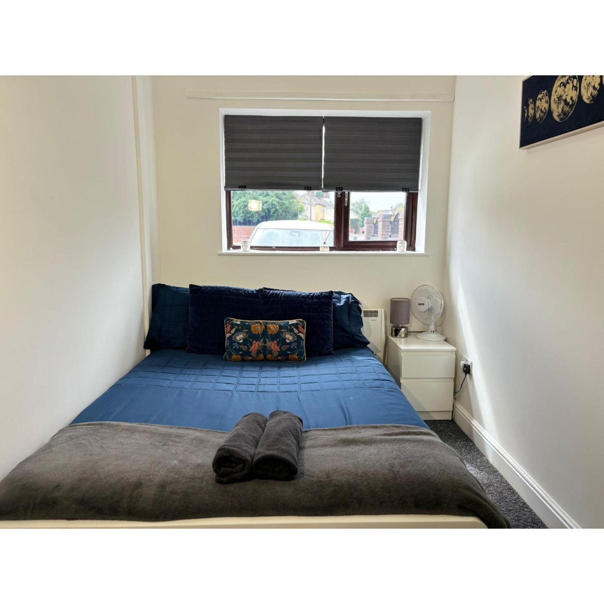 Enjoy A Spacious Lounge With A Cozy Sofa Bed And A Private Ensuite Bedroom Wednesbury Exteriör bild
