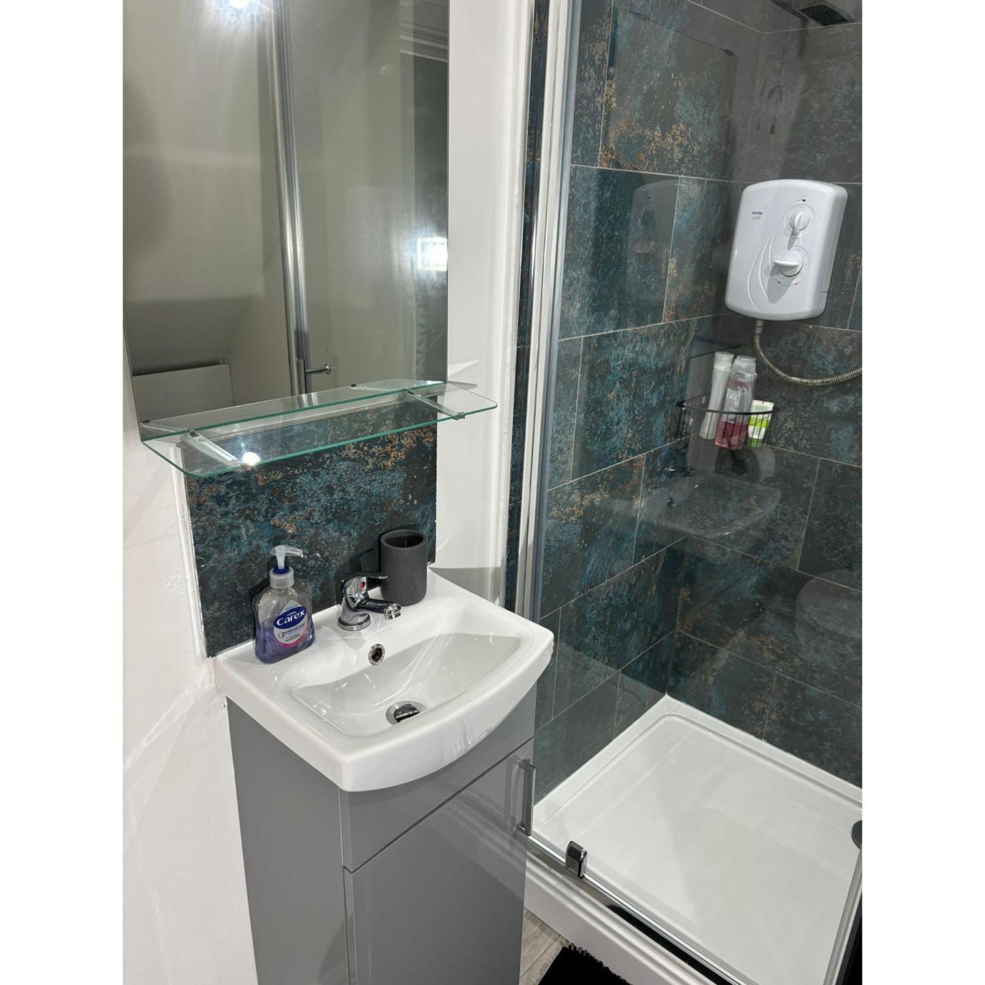 Enjoy A Spacious Lounge With A Cozy Sofa Bed And A Private Ensuite Bedroom Wednesbury Exteriör bild